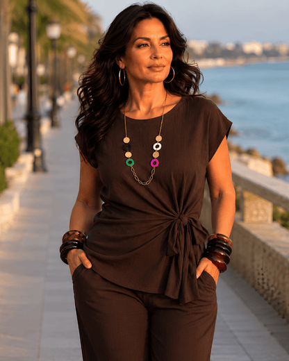 Completo elegante con maglia, pantaloni e collana
