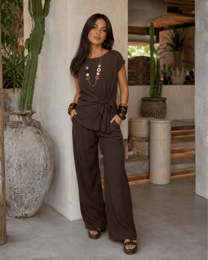 Completo elegante con maglia, pantaloni e collana