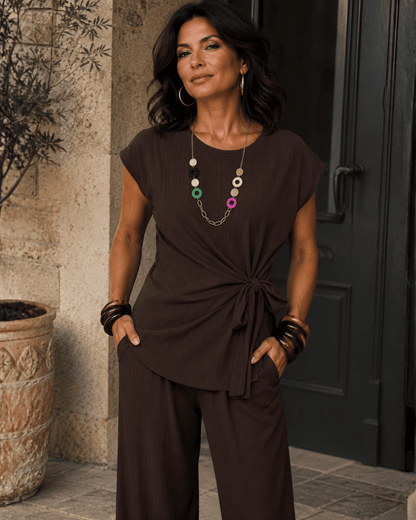 Completo elegante con maglia, pantaloni e collana