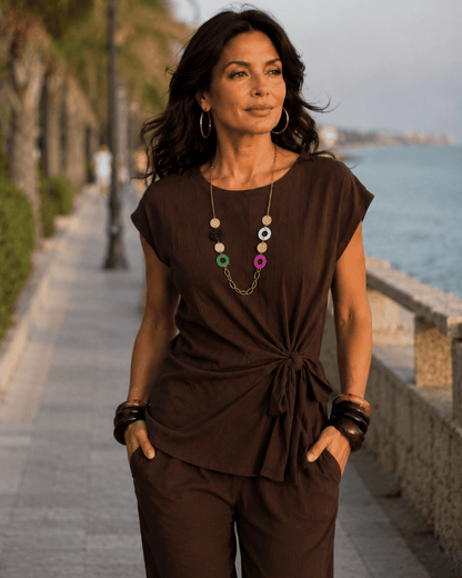 Completo elegante con maglia, pantaloni e collana