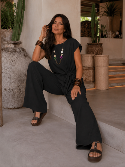 Completo elegante con maglia, pantaloni e collana