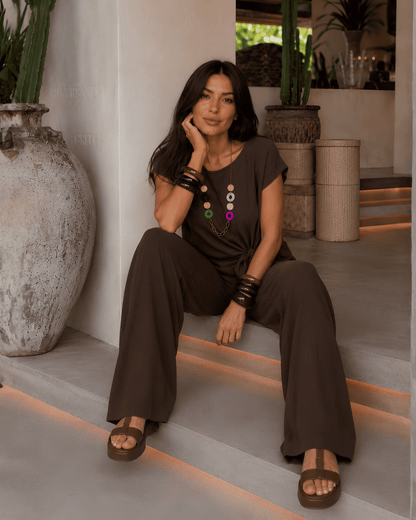 Completo elegante con maglia, pantaloni e collana
