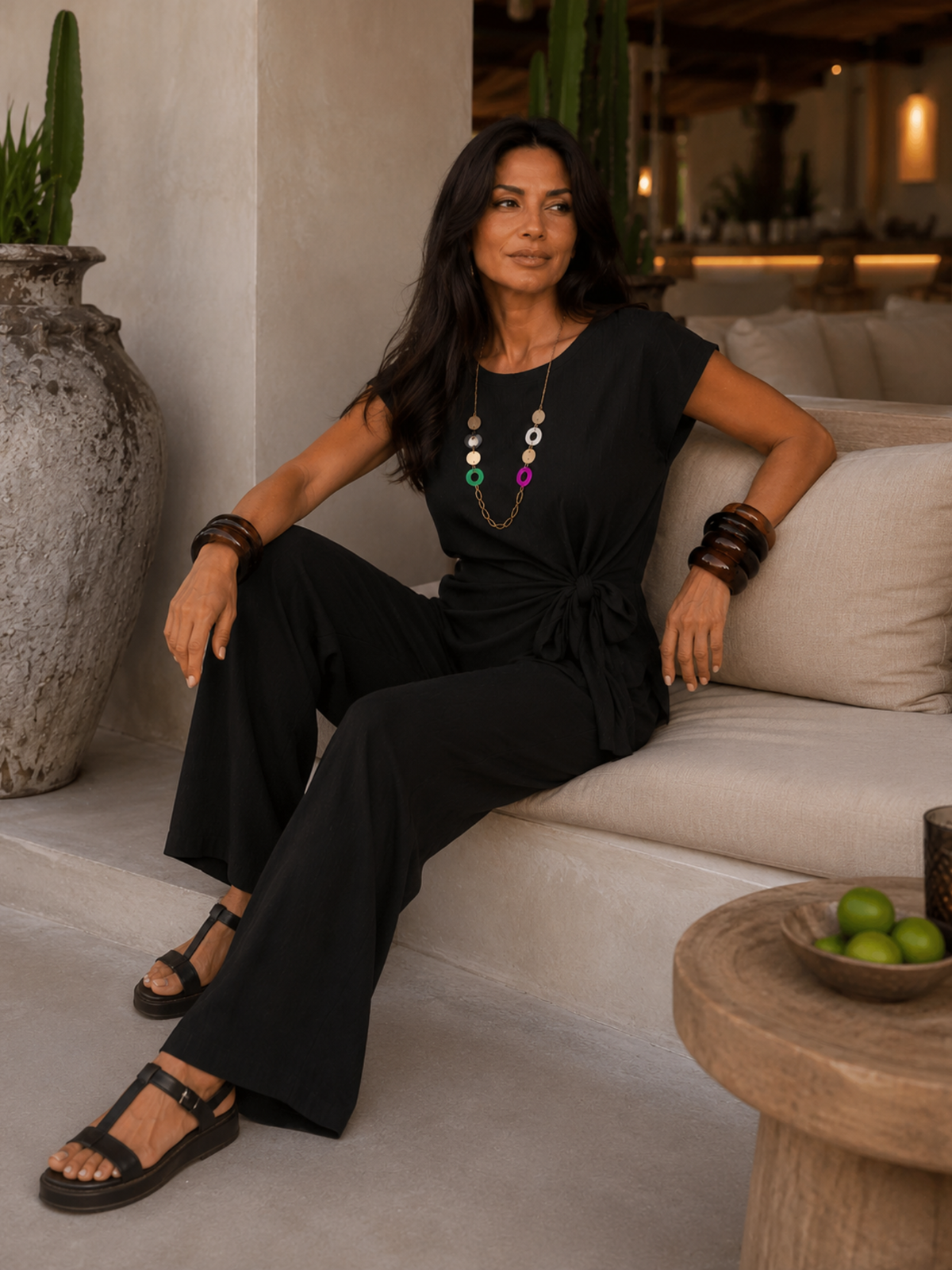 Completo elegante con maglia, pantaloni e collana