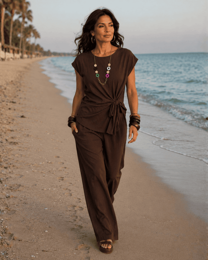 Completo elegante con maglia, pantaloni e collana