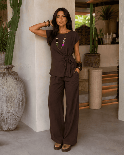 Completo elegante con maglia, pantaloni e collana